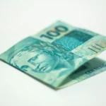 Nota de cem reais, ilustrando de forma simbólica os valores renegociados pelo programa Desenrola Pequenos Negócios